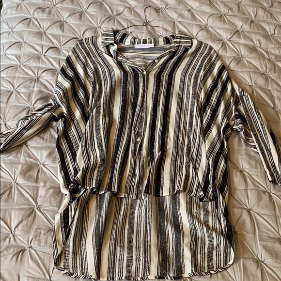 Light button down blouse - Picture 5 of 7